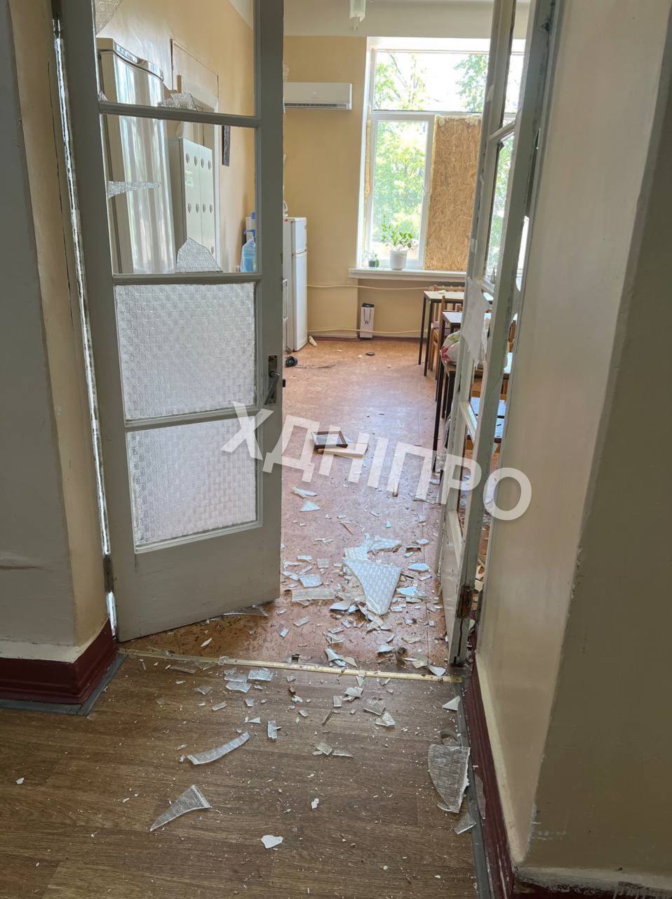 У Дніпрі внаслідок ракетно-дронової атаки пошкоджено ТЦ, — ЗМІ (фото)