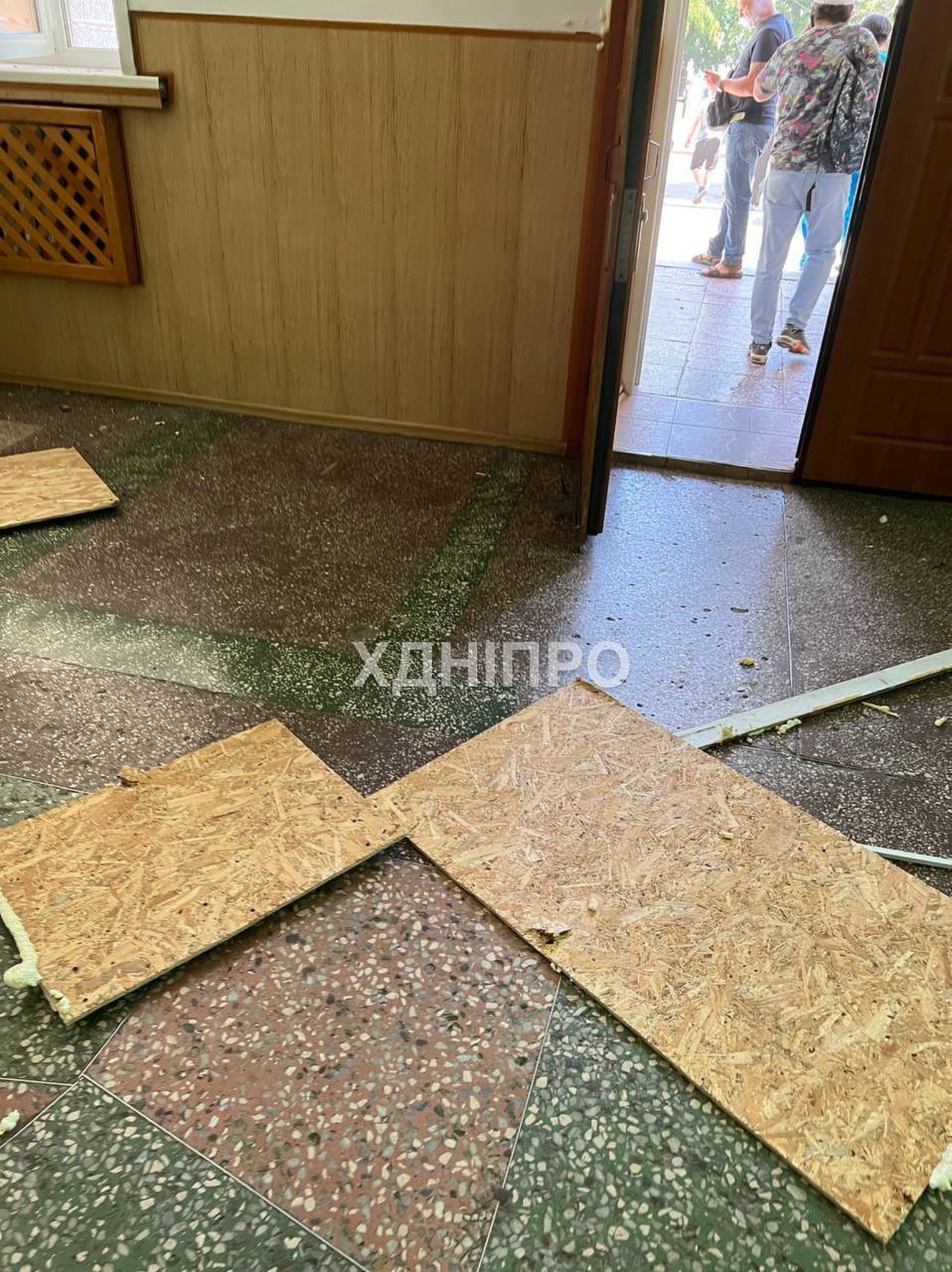 У Дніпрі внаслідок ракетно-дронової атаки пошкоджено ТЦ, — ЗМІ (фото)