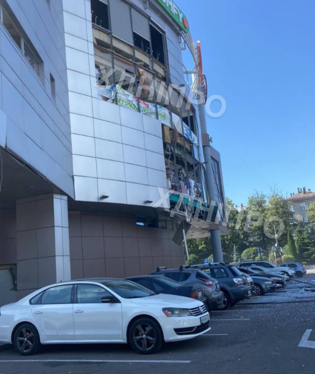 У Дніпрі внаслідок ракетно-дронової атаки пошкоджено ТЦ, — ЗМІ (фото)