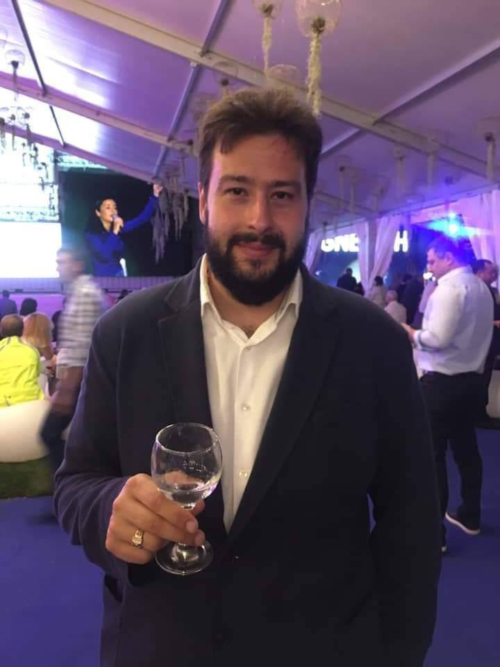 Шевеленко Вадим/ чоловік з келихом в руці