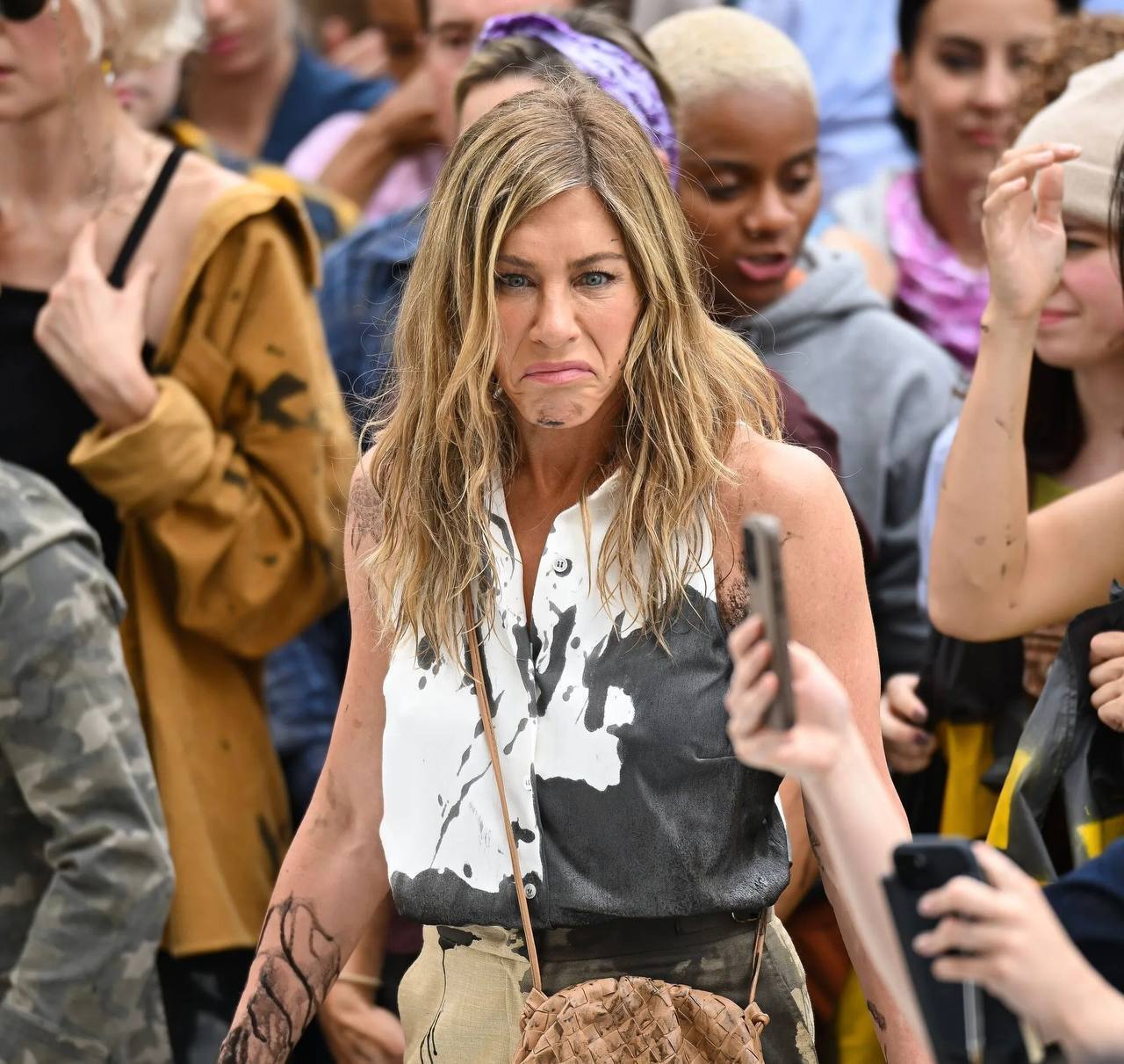 Дженнифер Энистон облили жидкостью во время съемок ''Утреннего шоу'' в Нью-Йорке