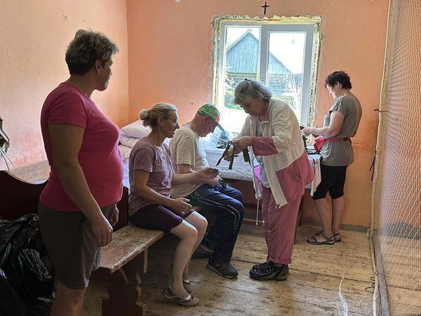 В селе Большая Рожанка волонтеры плетут сетки в частном доме