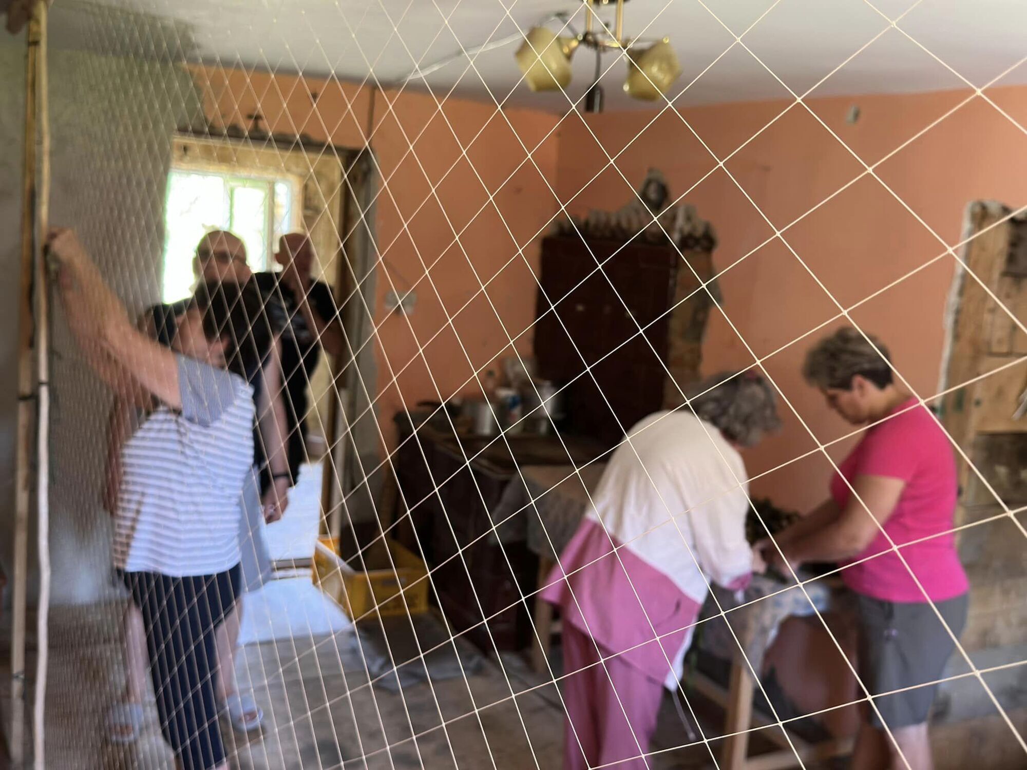 В селе Большая Рожанка волонтеры плетут сетки в частном доме