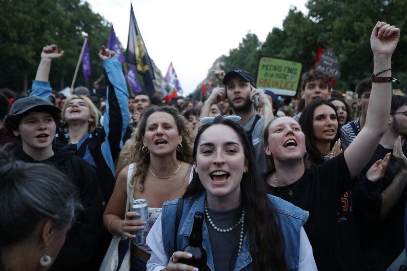 Трощили магазини та кидали каміння у поліцію: у Парижі тривають протести через вибори