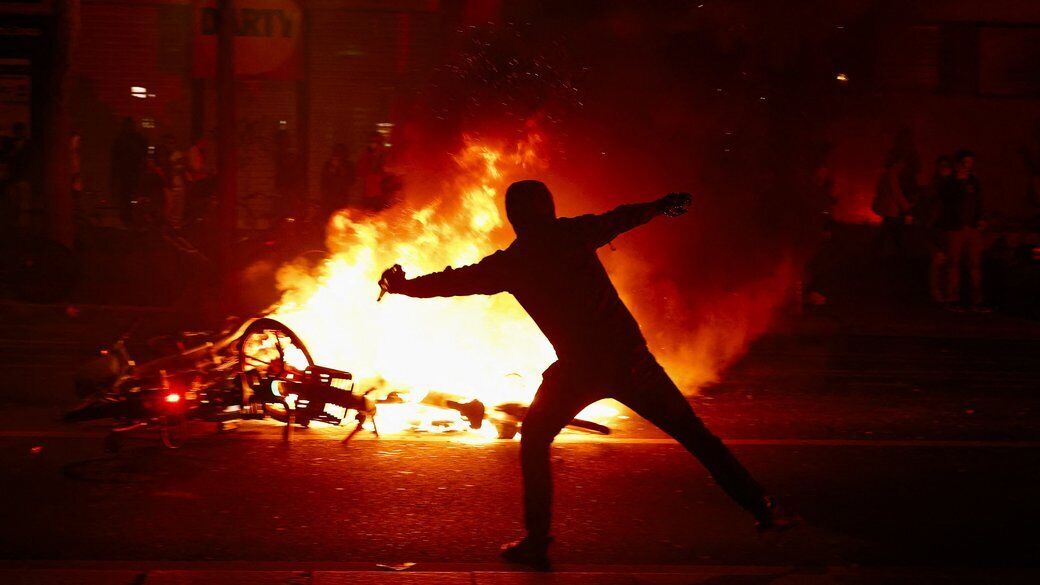 Трощили магазини та кидали каміння у поліцію: у Парижі тривають протести через вибори