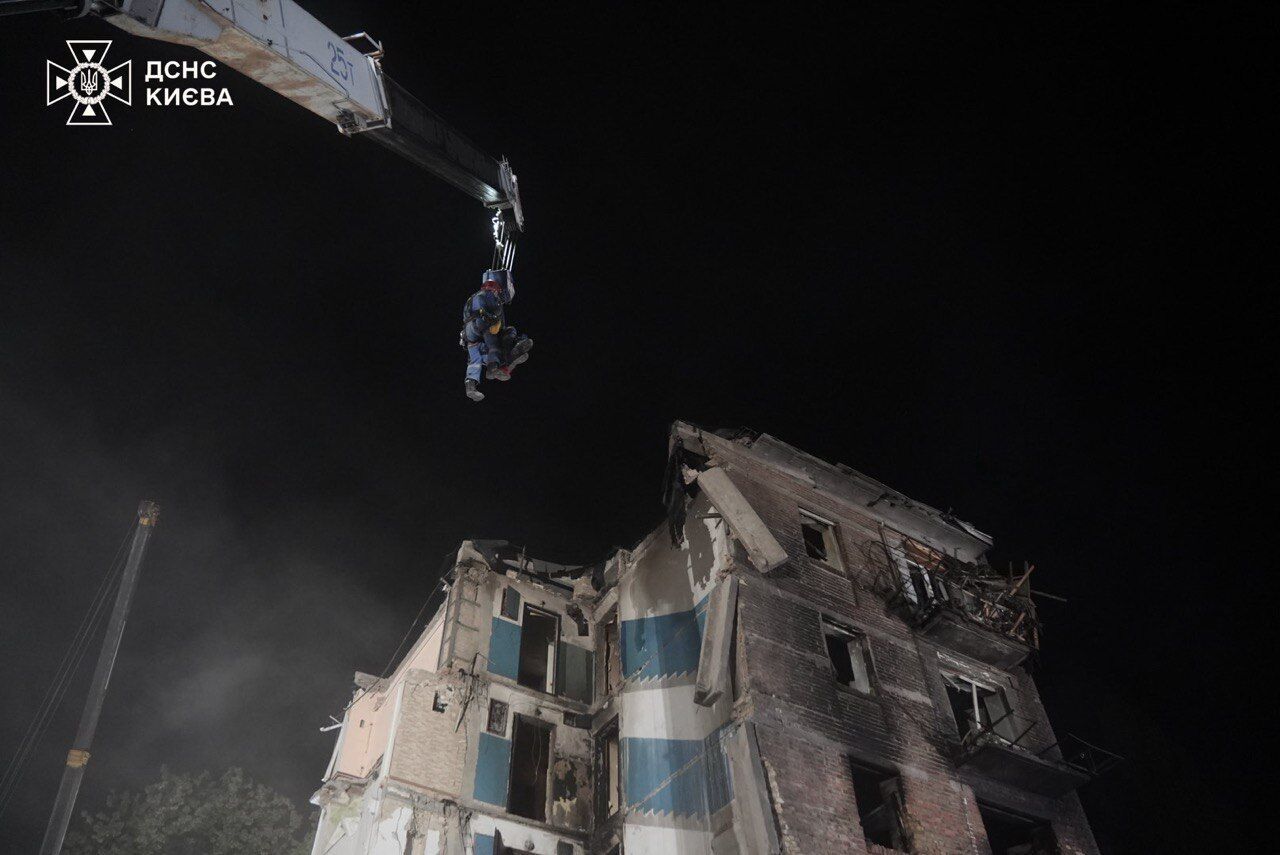 В Києві триває ліквідація наслідків ракетної атаки: частина будинку обвалилась