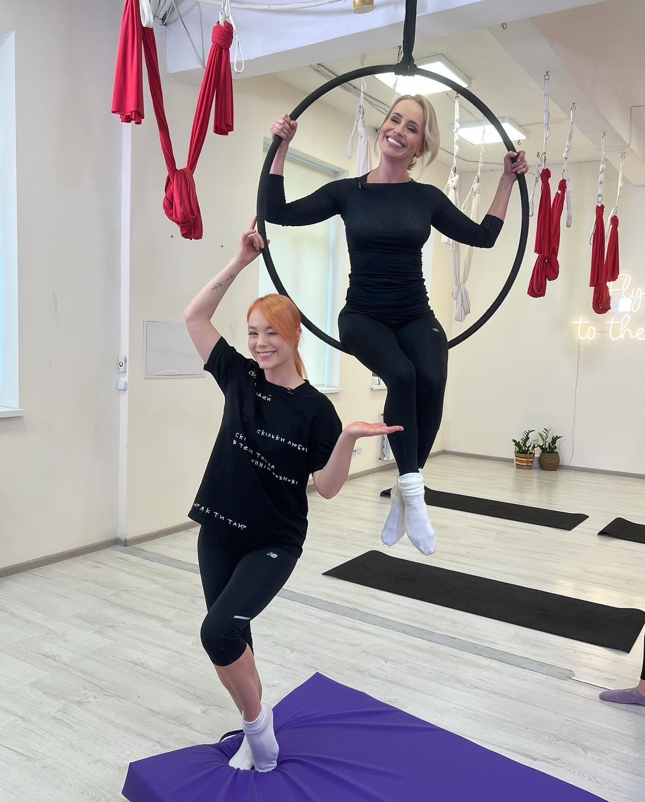 Оксана Гутцайт на занятті повітряною гімнастикою