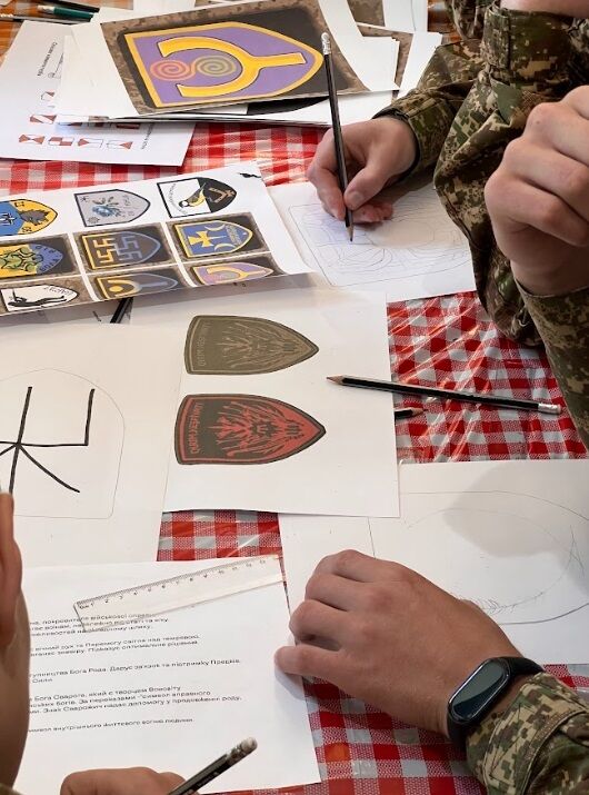 В Киеве курсанты Нацгвардии создали собственные шевроны после выставки флагов ''Рожденные войной''