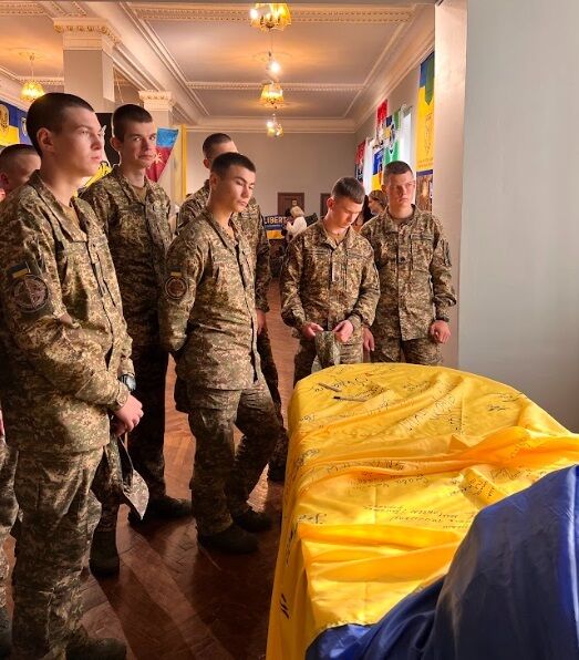 В Киеве курсанты Нацгвардии создали собственные шевроны после выставки флагов ''Рожденные войной''