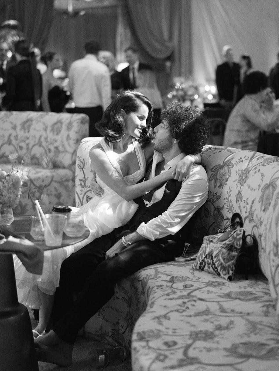 Селена Гомес поделилась новыми свадебными фото с Бенни Бланко