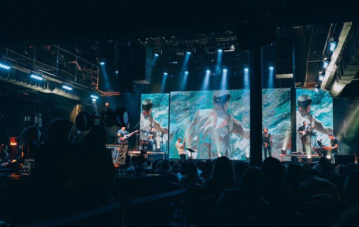 ''Фиолет'' провел концерт в сочетании музыки, искусства и технологий, собрав средства для DARKNODE