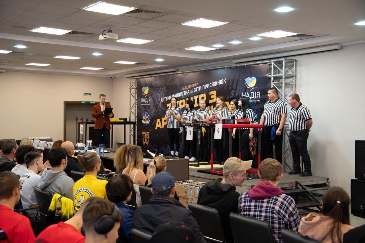 Киев принял соревнования по армреслингу: турнир объединил спортсменов и волонтеров