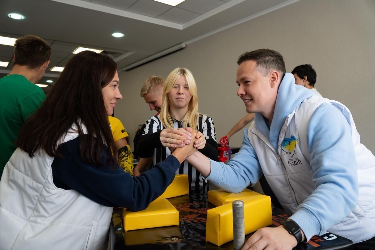 Киев принял соревнования по армреслингу: турнир объединил спортсменов и волонтеров