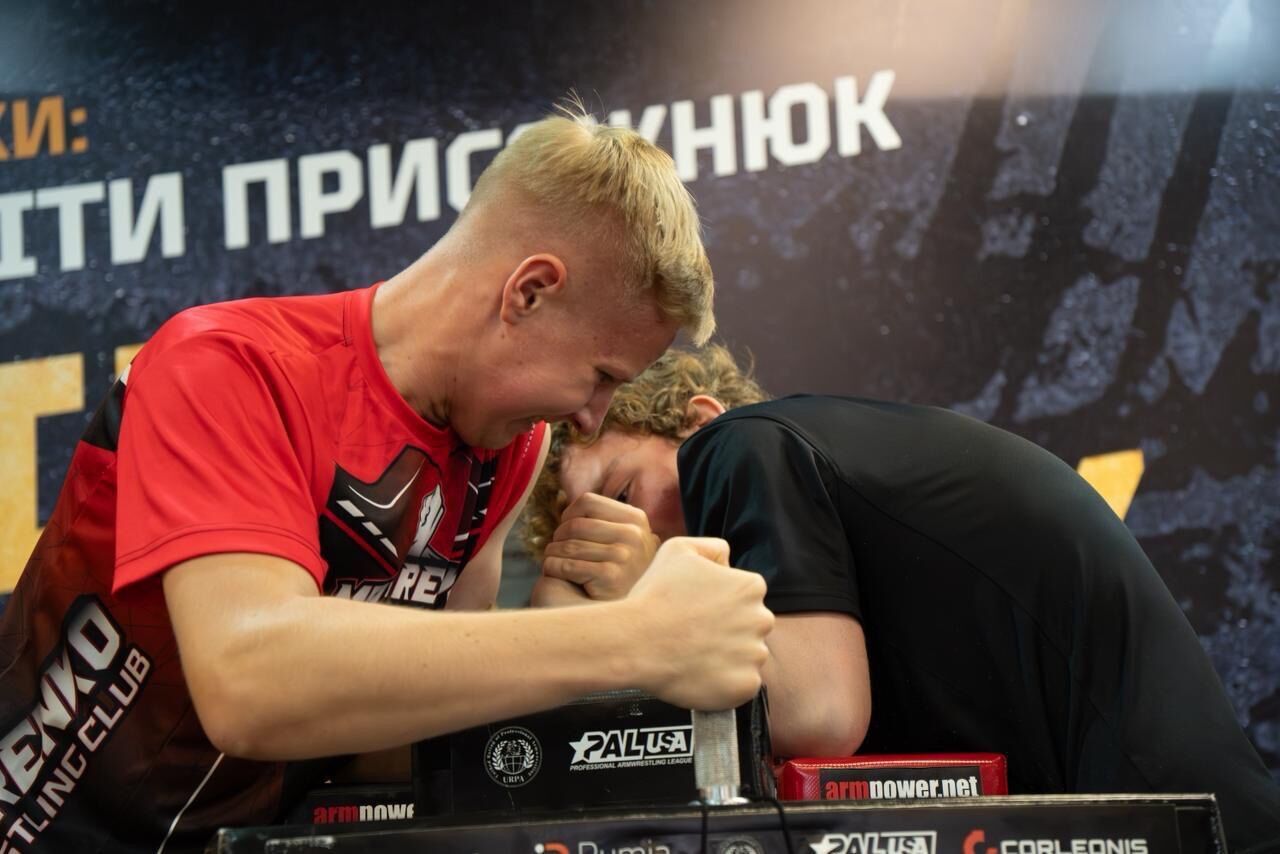 Киев принял соревнования по армреслингу: турнир объединил спортсменов и волонтеров