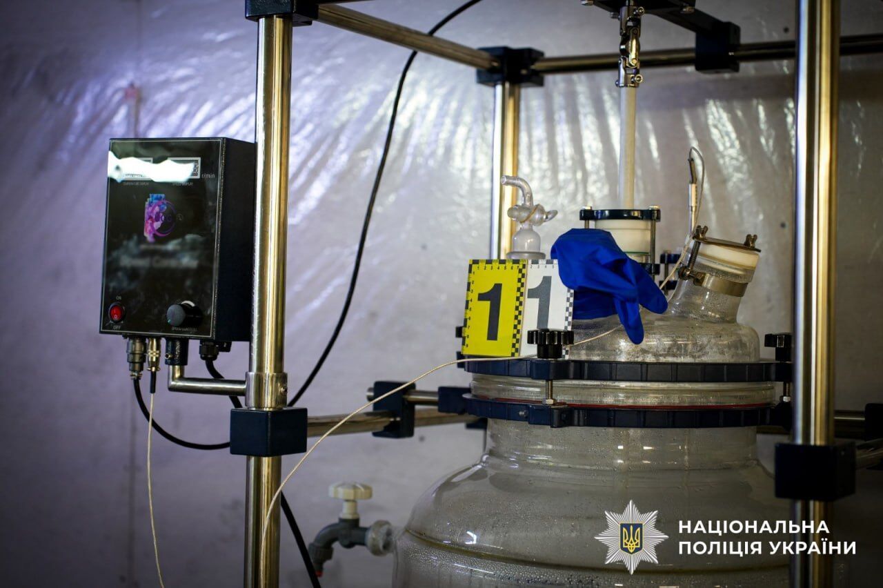 Разоблачен наркосиндикат с ''центром управления'' в рф: производили психотропы как на заводе