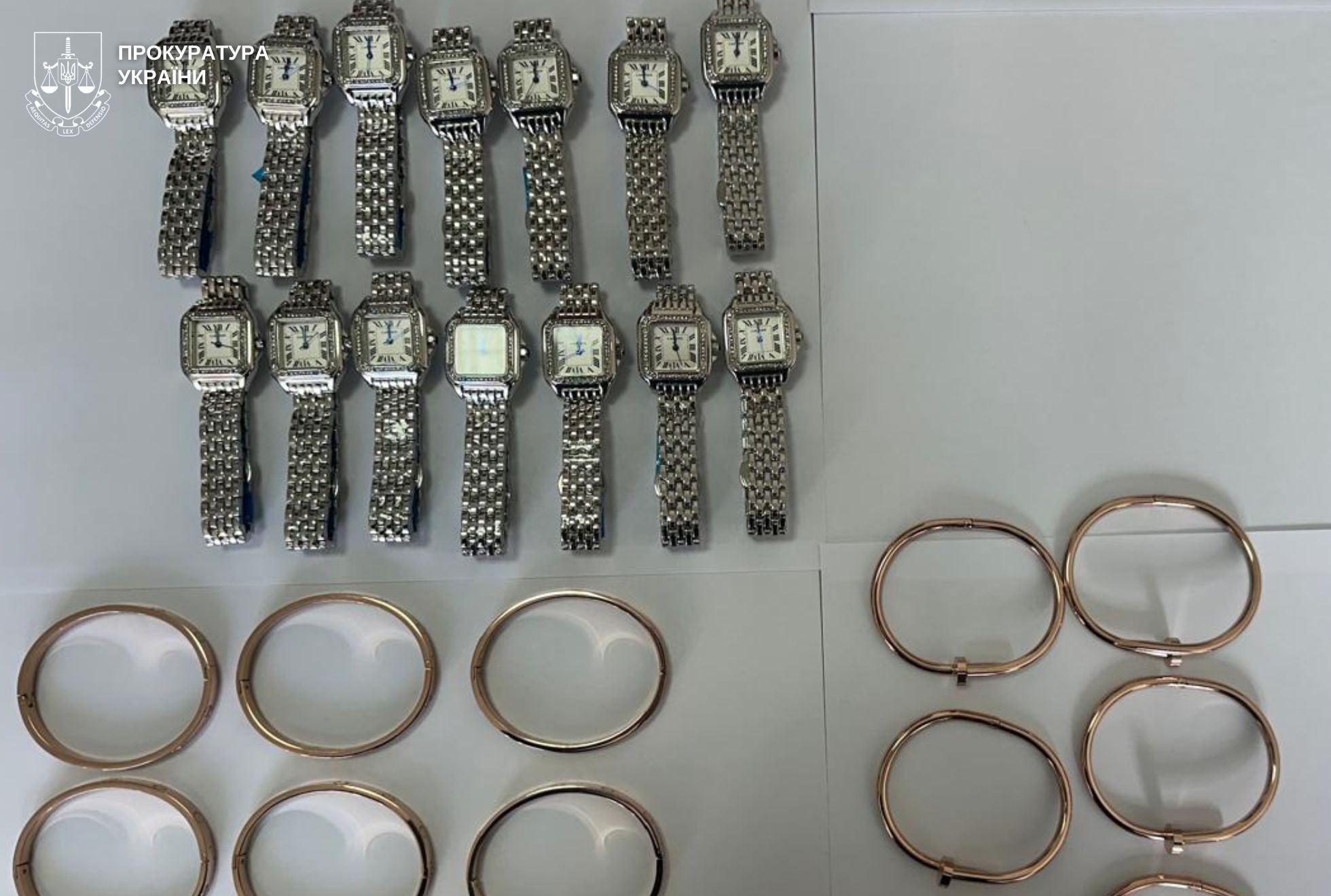 Cartier, Van Cleef и Hermes ''без пошлин'' – во Львовской области разоблачили таможенника на взятке