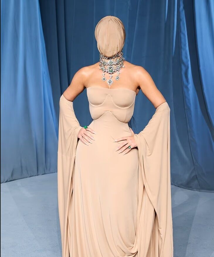 Дизайн платья создавал эффект ''крыльев летучей мыши'', когда Ким поднимала руки - один из самых обсуждаемых образов вечера.