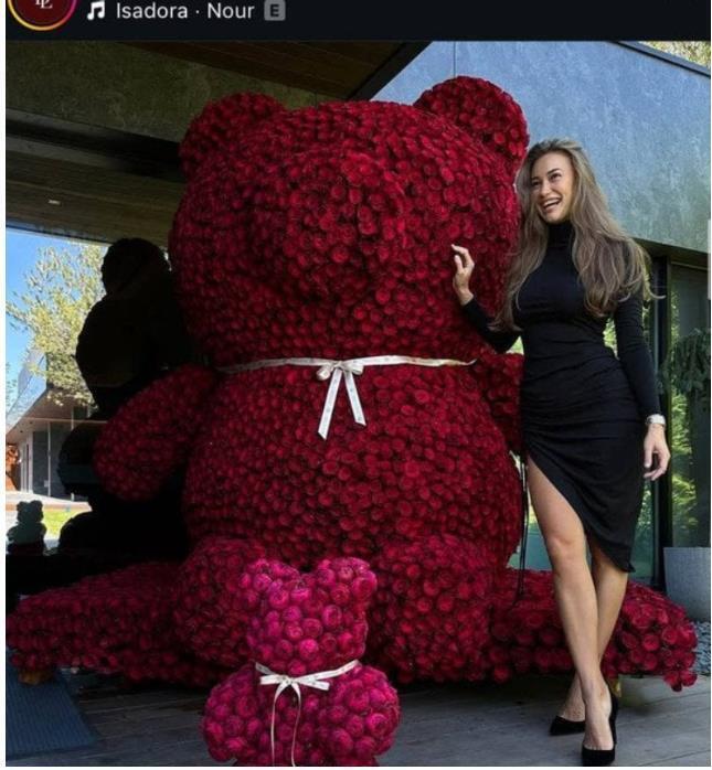 Медведь из роз стоимостью более 560 тысяч гривен