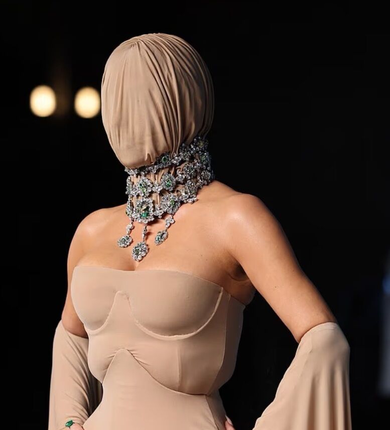 Ким Кардашян в телесной маске и некрасивом платье Maison Margiela на красной дорожке Academy Museum Gala в Лос-Анджелесе.