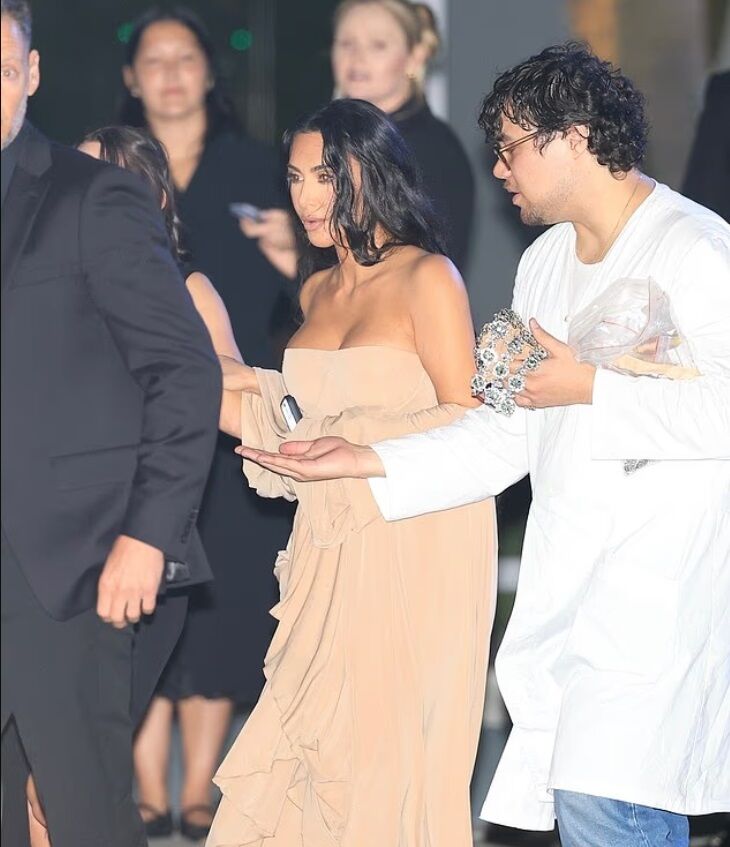 Затем звезда сняла маску, продемонстрировав вечерний макияж и бриллиантовое колье, которое передала ассистентке.