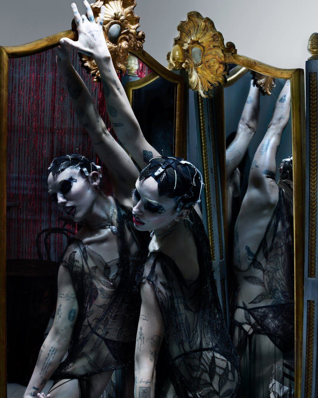 Неделя глянца: Мескал, Гилтон, Бекхэм, Сайрус, Карпентер и Элорди в новых фотосессиях