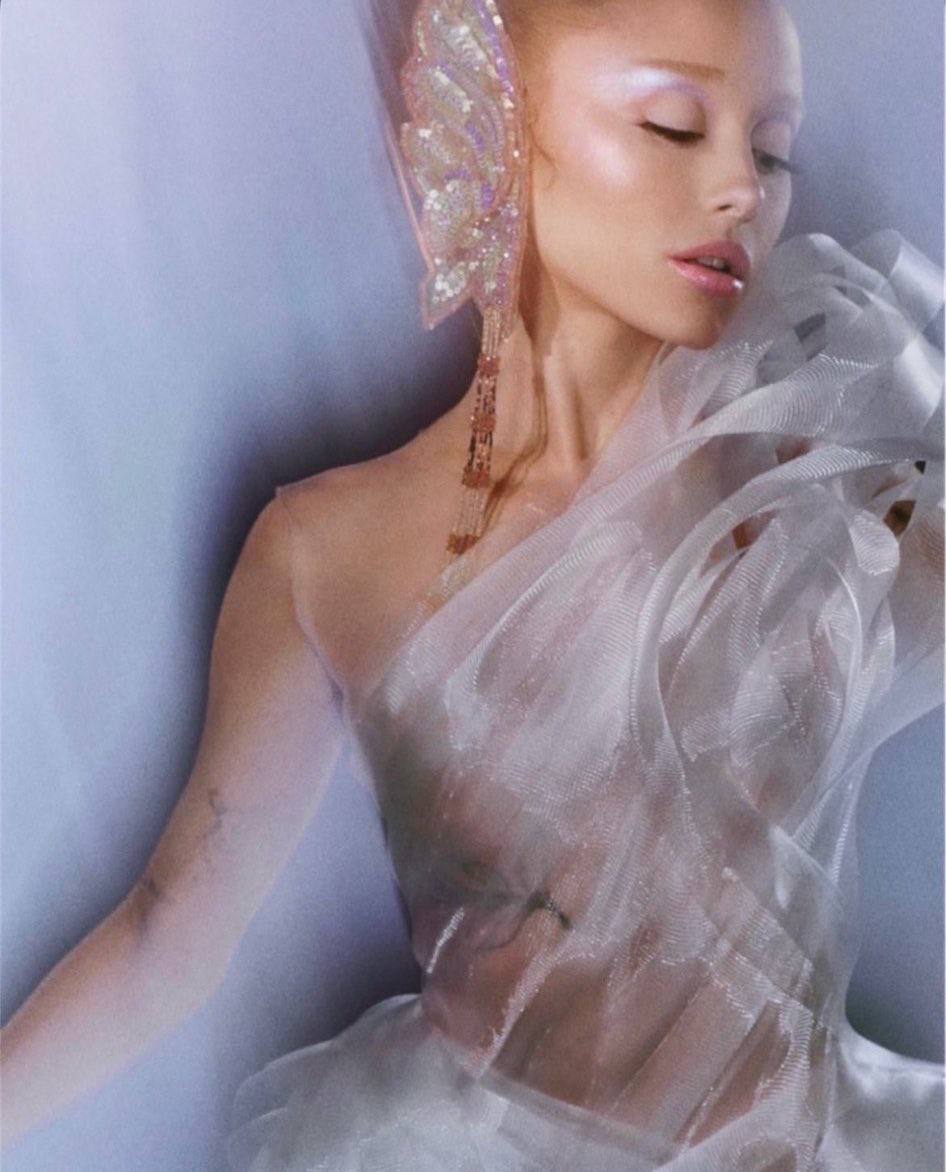 Образ феї: Гранде з’явилася у сукні одеської дизайнерки для r.e.m.beauty