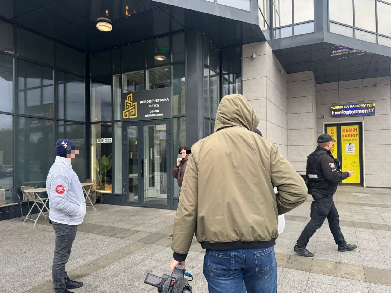 Аферисты в элитном ЖК: полиция и журналисты разоблачили мошеннический колл-центр в ''Новопечерскій вежі''