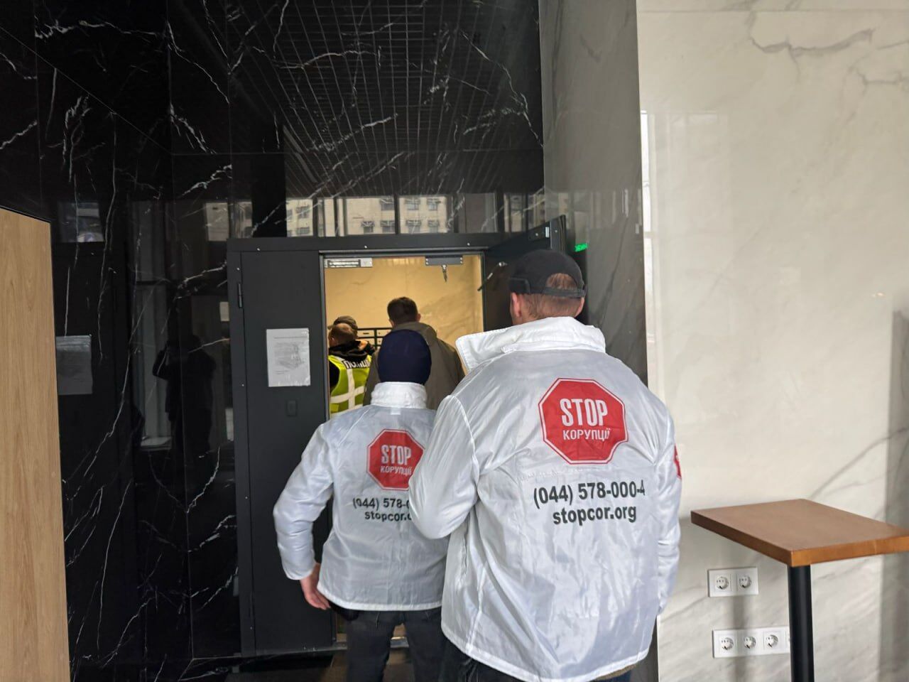 Аферисты в элитном ЖК: полиция и журналисты разоблачили мошеннический колл-центр в ''Новопечерскій вежі''