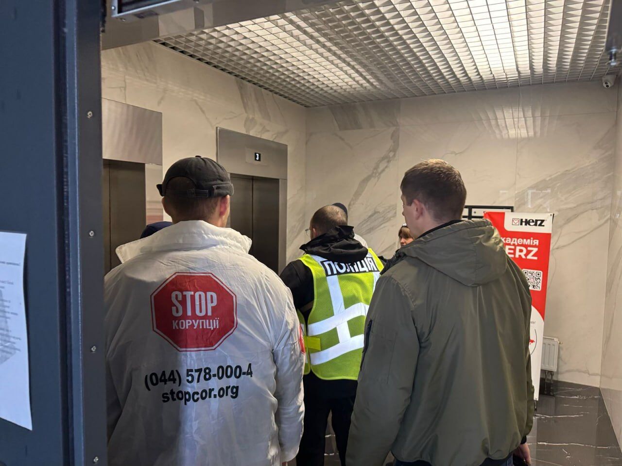 Аферисты в элитном ЖК: полиция и журналисты разоблачили мошеннический колл-центр в ''Новопечерскій вежі''