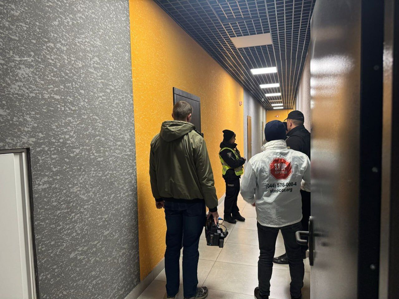 Аферисты в элитном ЖК: полиция и журналисты разоблачили мошеннический колл-центр в ''Новопечерскій вежі''