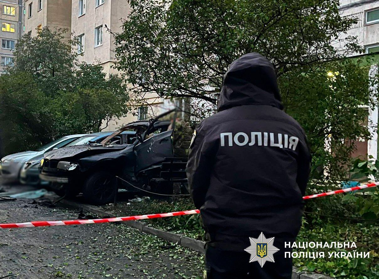 В Киеве взорвался автомобиль BMW X3: полиция и СБУ расследуют инцидент