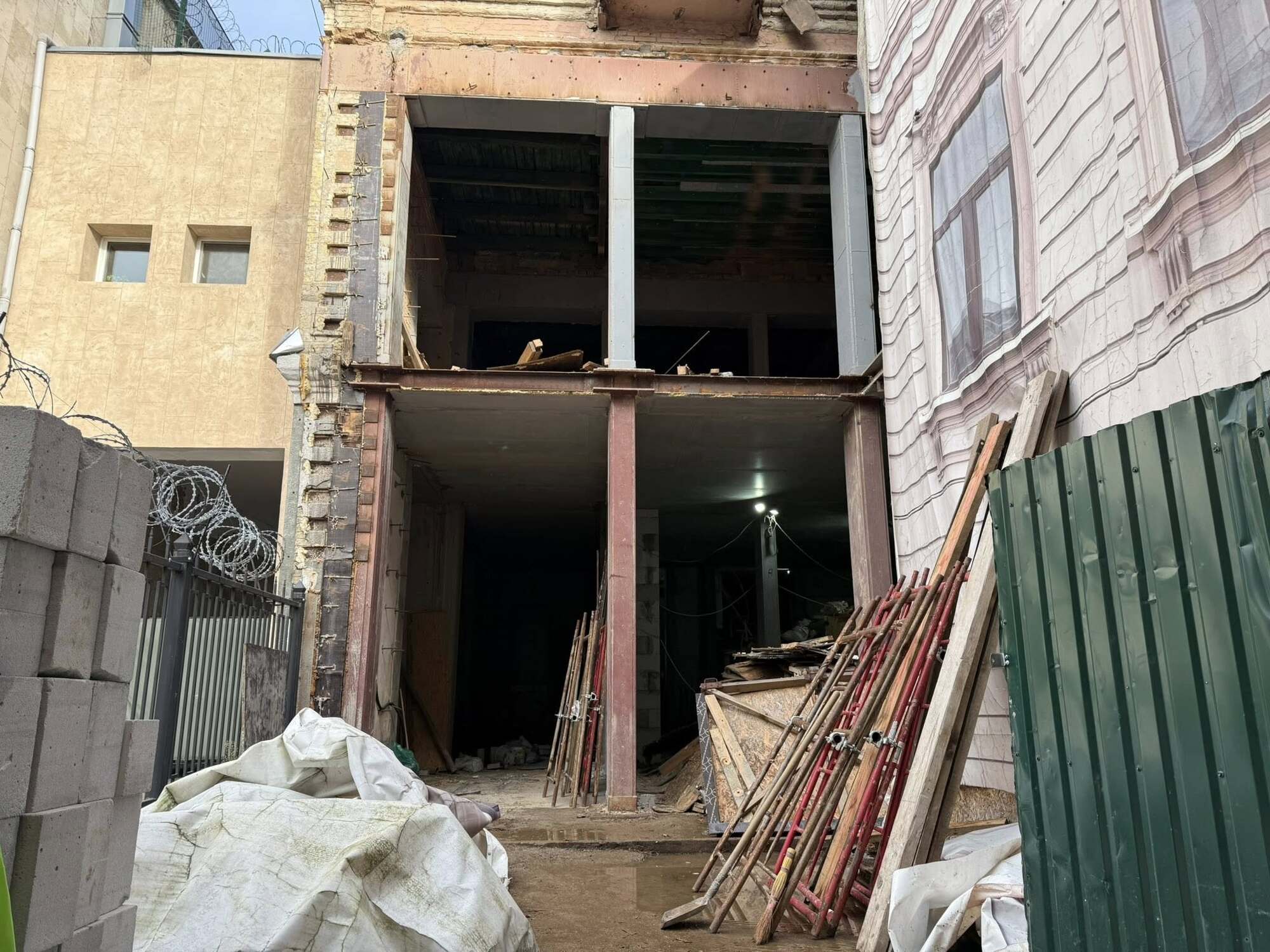 В центре Киева уничтожили фасад исторического здания архитектора Шиле, построенного в 1877 году