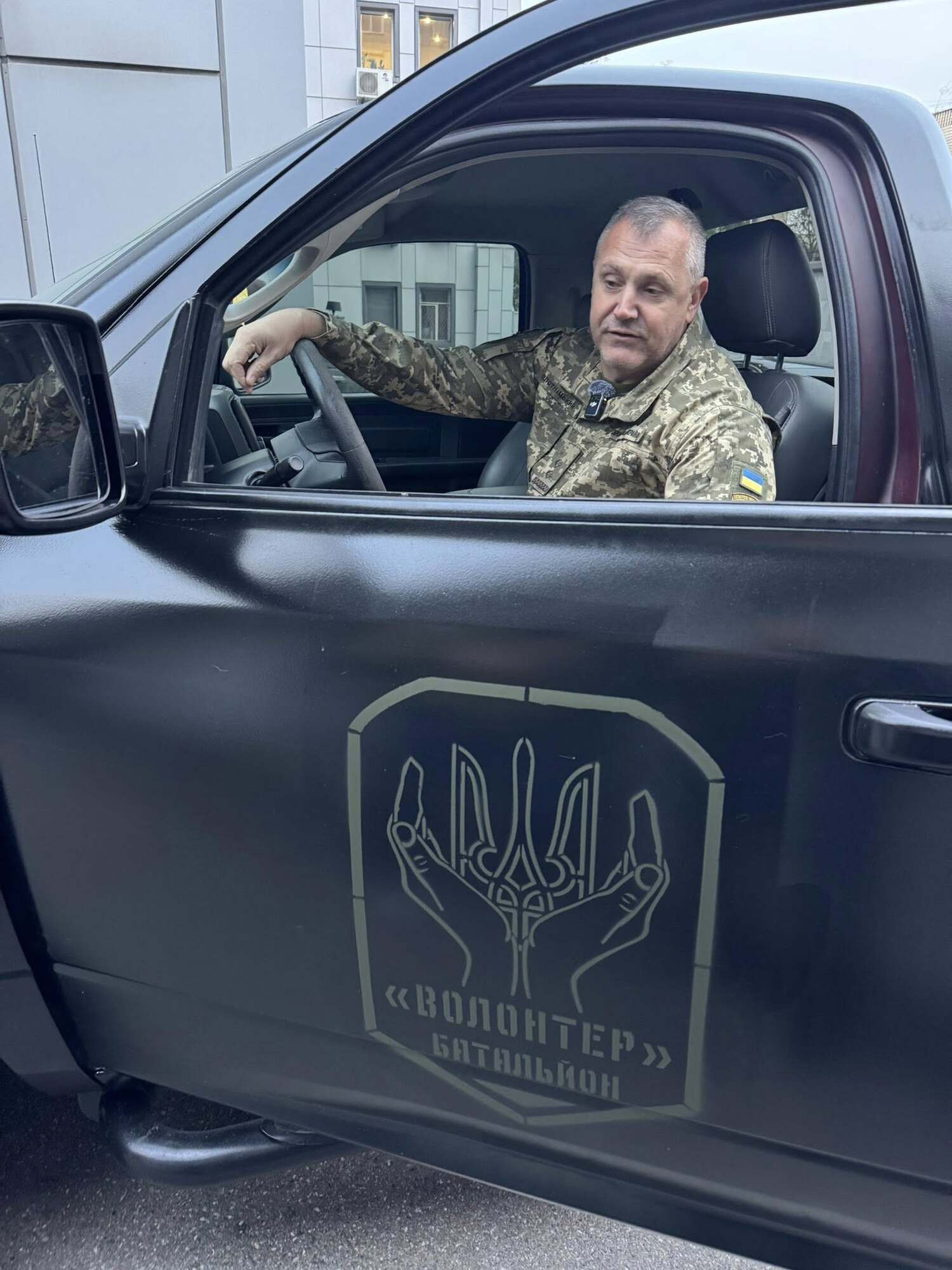 Волонтери ''Батальйон Волонтер'' віддали Dodge RAM командиру, який воює з першого дня