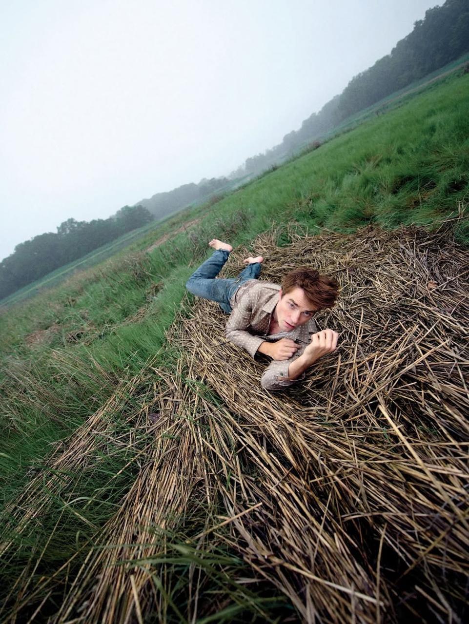 Роберт Паттінсон, Тільда Свінтон і Наомі Кемпбелл, Емма Стоун стали головними героями глянцю жовтня