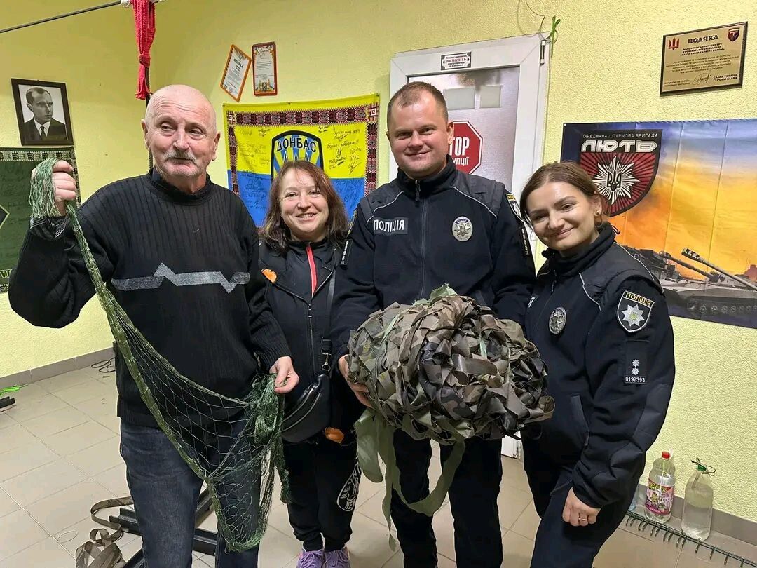 Патрульні долучились до плетення маскування
