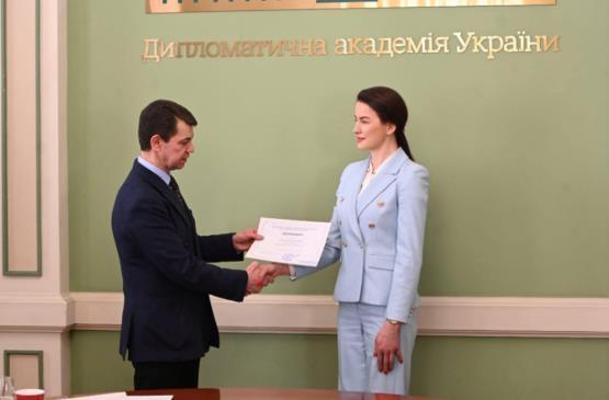 вручение диплома Ольге Селых