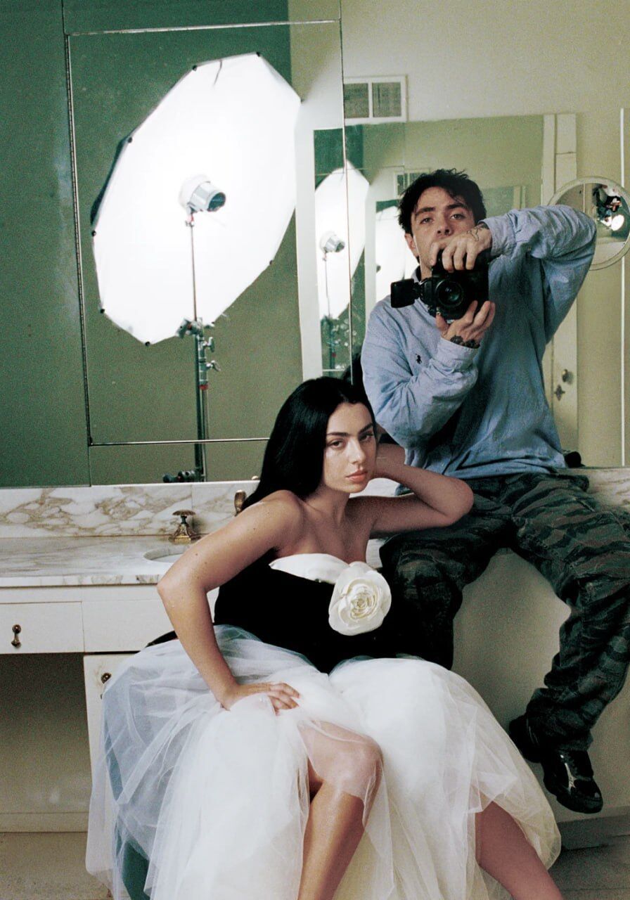 Зірки на обкладинках: Дженніфер Еністон, Charli XCX, Гвінет Пелтроу, Майлі Сайрус і Джеремі Аллен Вайт у нових фотосесіях та інтерв’ю