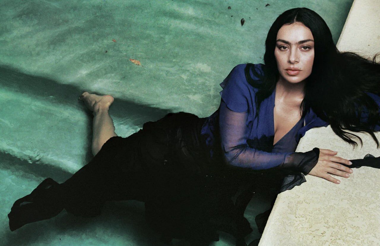 Зірки на обкладинках: Дженніфер Еністон, Charli XCX, Гвінет Пелтроу, Майлі Сайрус і Джеремі Аллен Вайт у нових фотосесіях та інтерв’ю