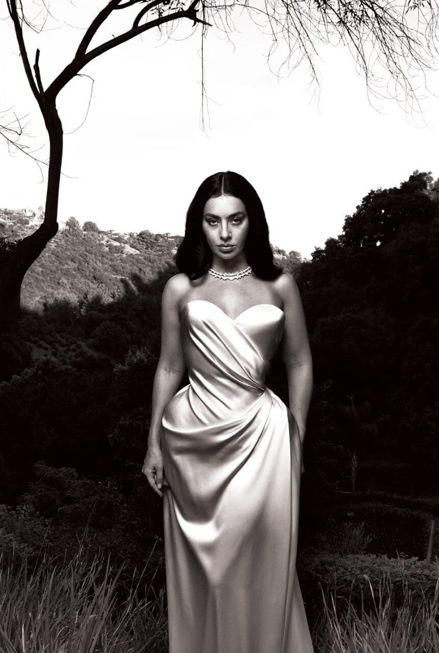 Зірки на обкладинках: Дженніфер Еністон, Charli XCX, Гвінет Пелтроу, Майлі Сайрус і Джеремі Аллен Вайт у нових фотосесіях та інтерв’ю