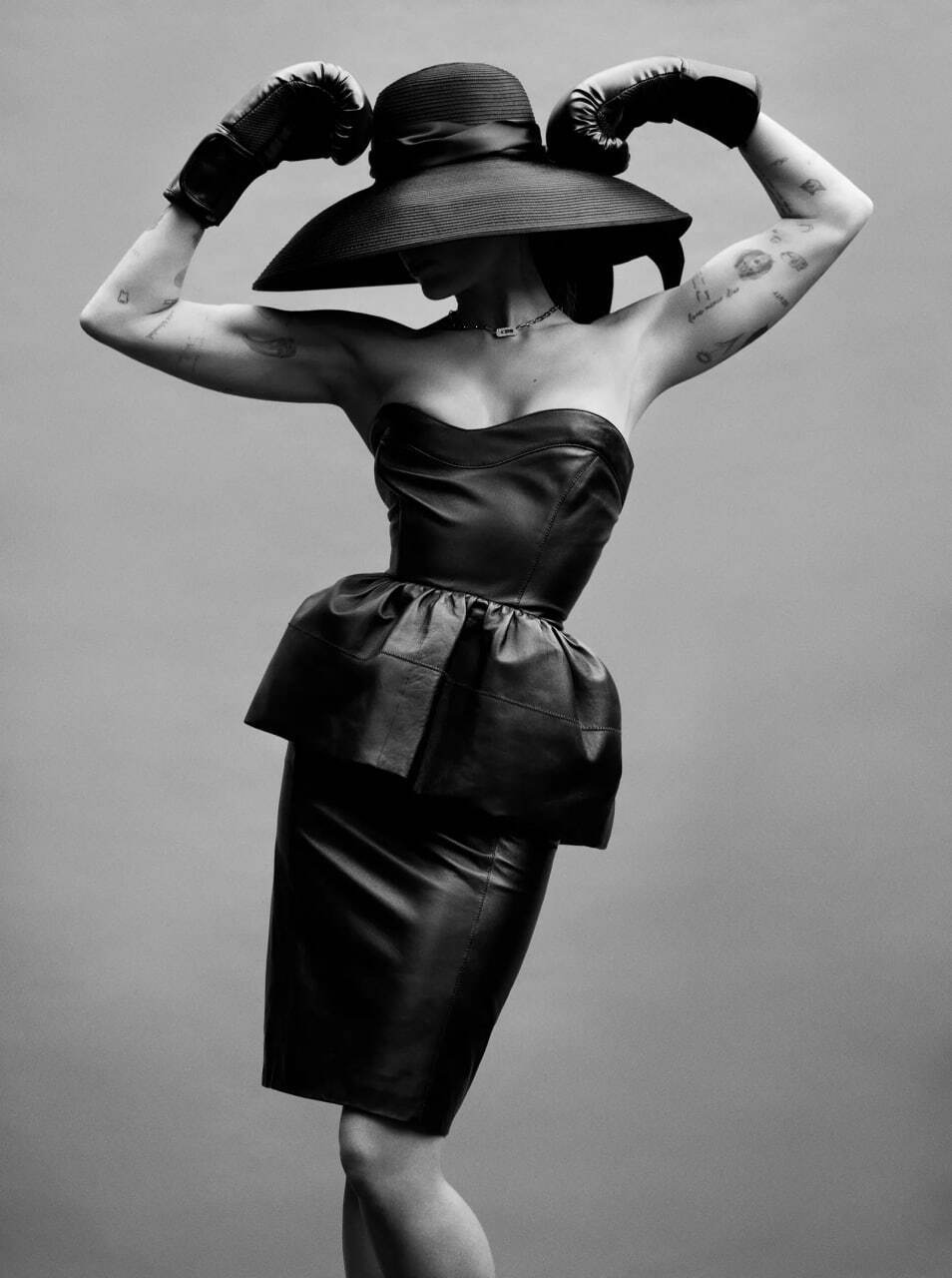 Зірки на обкладинках: Дженніфер Еністон, Charli XCX, Гвінет Пелтроу, Майлі Сайрус і Джеремі Аллен Вайт у нових фотосесіях та інтерв’ю