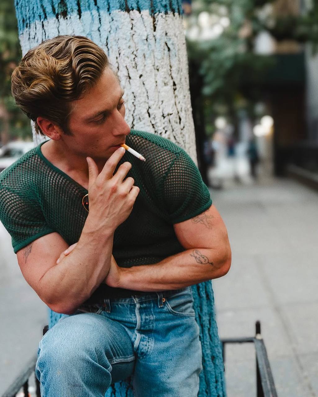 Зірки на обкладинках: Дженніфер Еністон, Charli XCX, Гвінет Пелтроу, Майлі Сайрус і Джеремі Аллен Вайт у нових фотосесіях та інтерв’ю