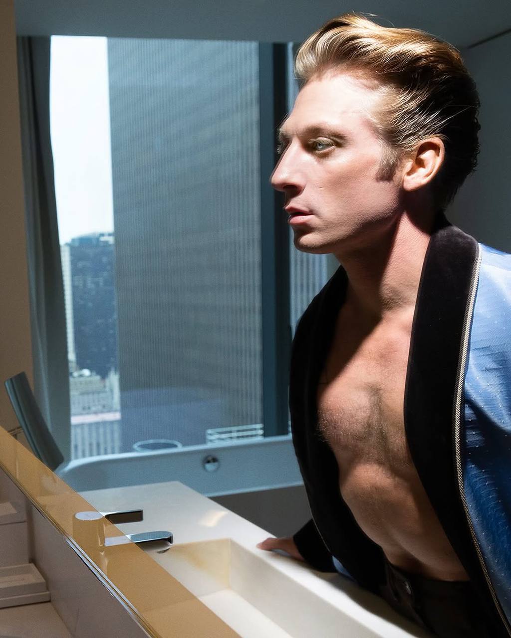 Зірки на обкладинках: Дженніфер Еністон, Charli XCX, Гвінет Пелтроу, Майлі Сайрус і Джеремі Аллен Вайт у нових фотосесіях та інтерв’ю