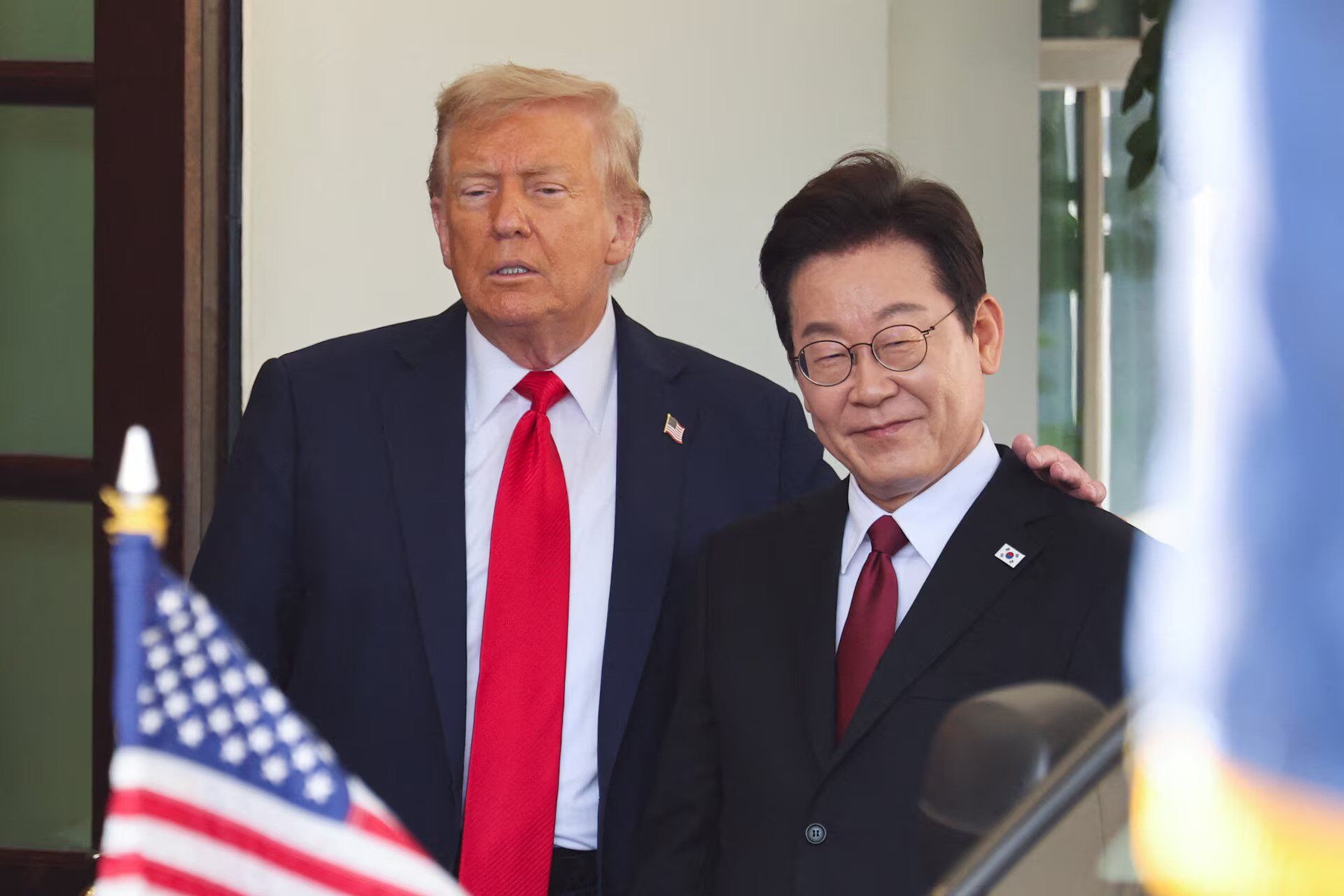 Лідер Південної Кореї подарував Трампу золоту корону