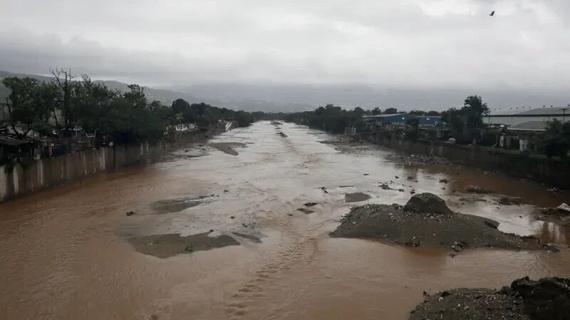 Мутная вода течет через бассейн в Кингстоне