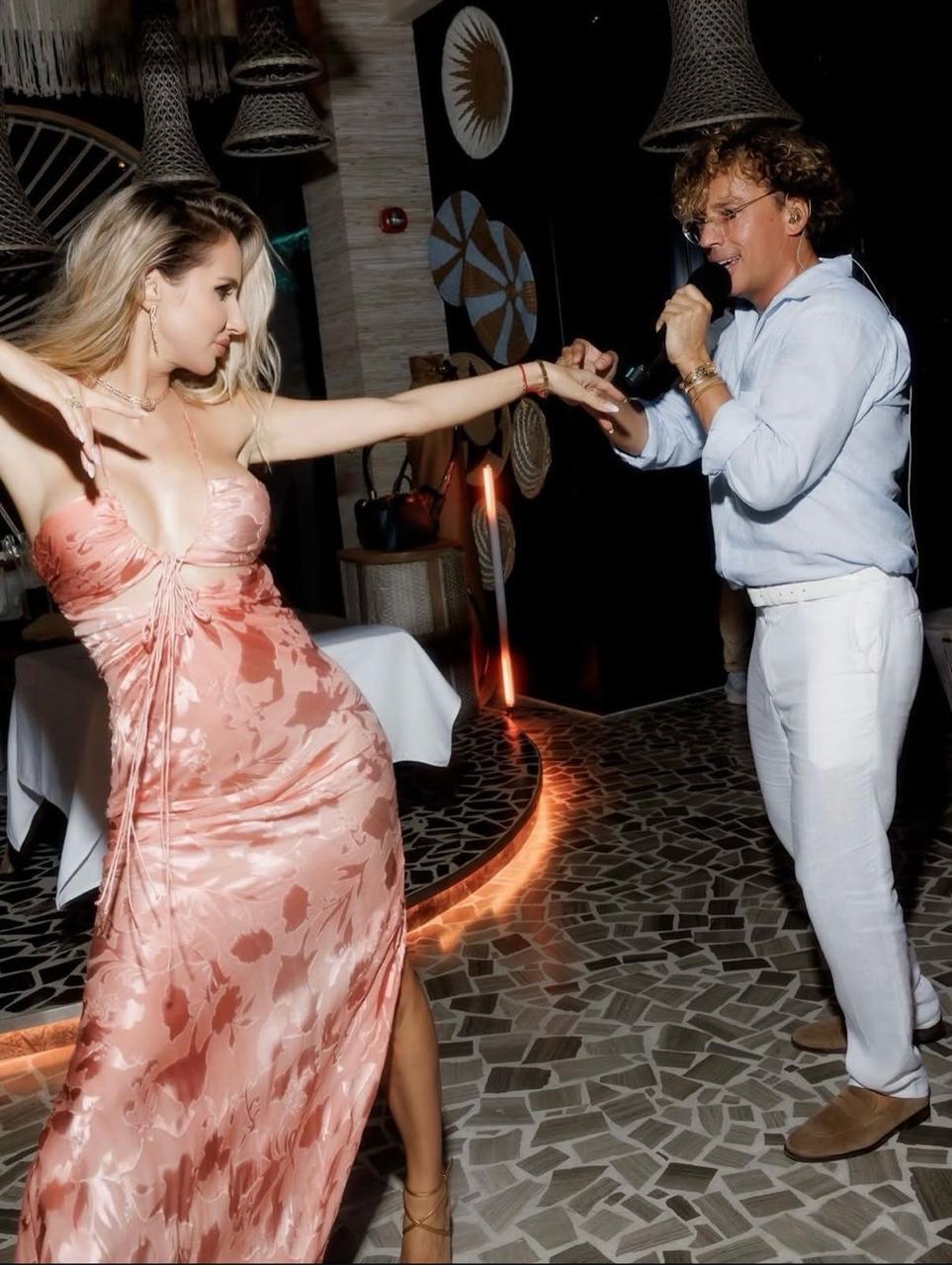 Лобода та Галкін розважали гостей українськими піснями та танцями