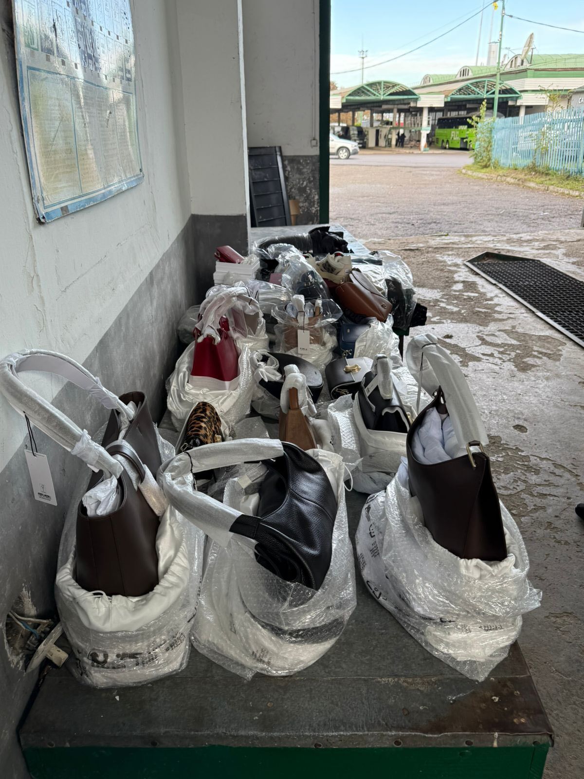 Gucci, Armani та вантаж косметики: на Львівщині викрили контрабанду на понад мільйон гривень