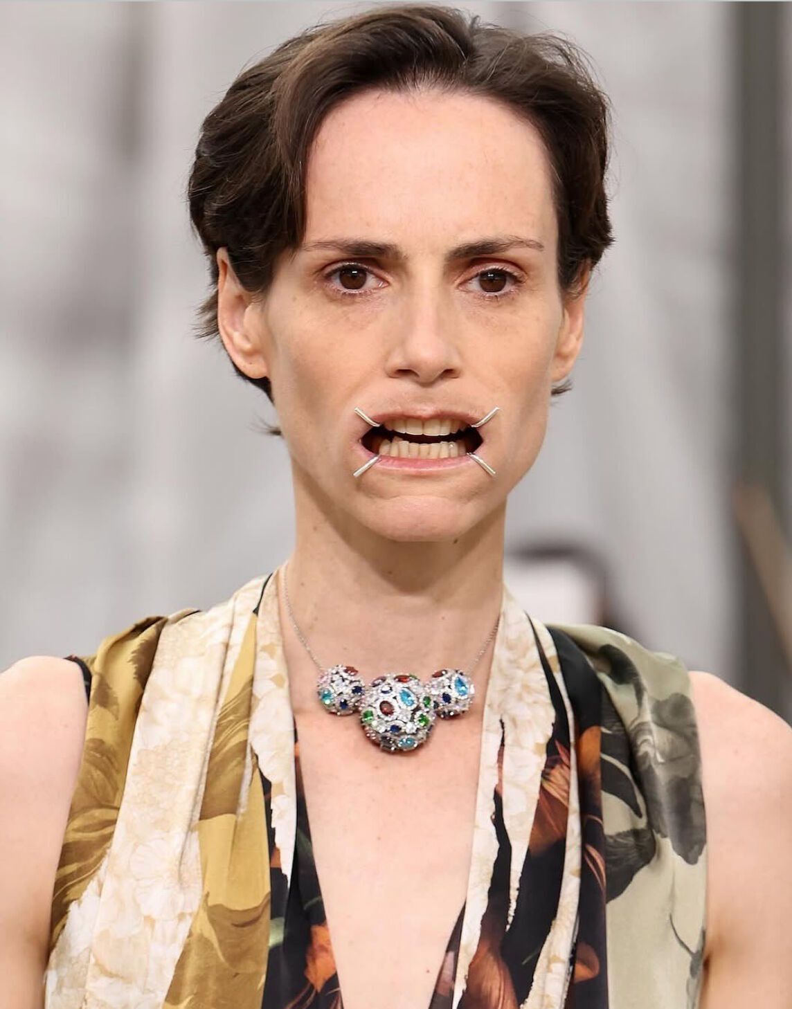 Maison Margiela показала колекцію весна-літо 2026: моделі з ''зашитими'' ротами у формі логотипа