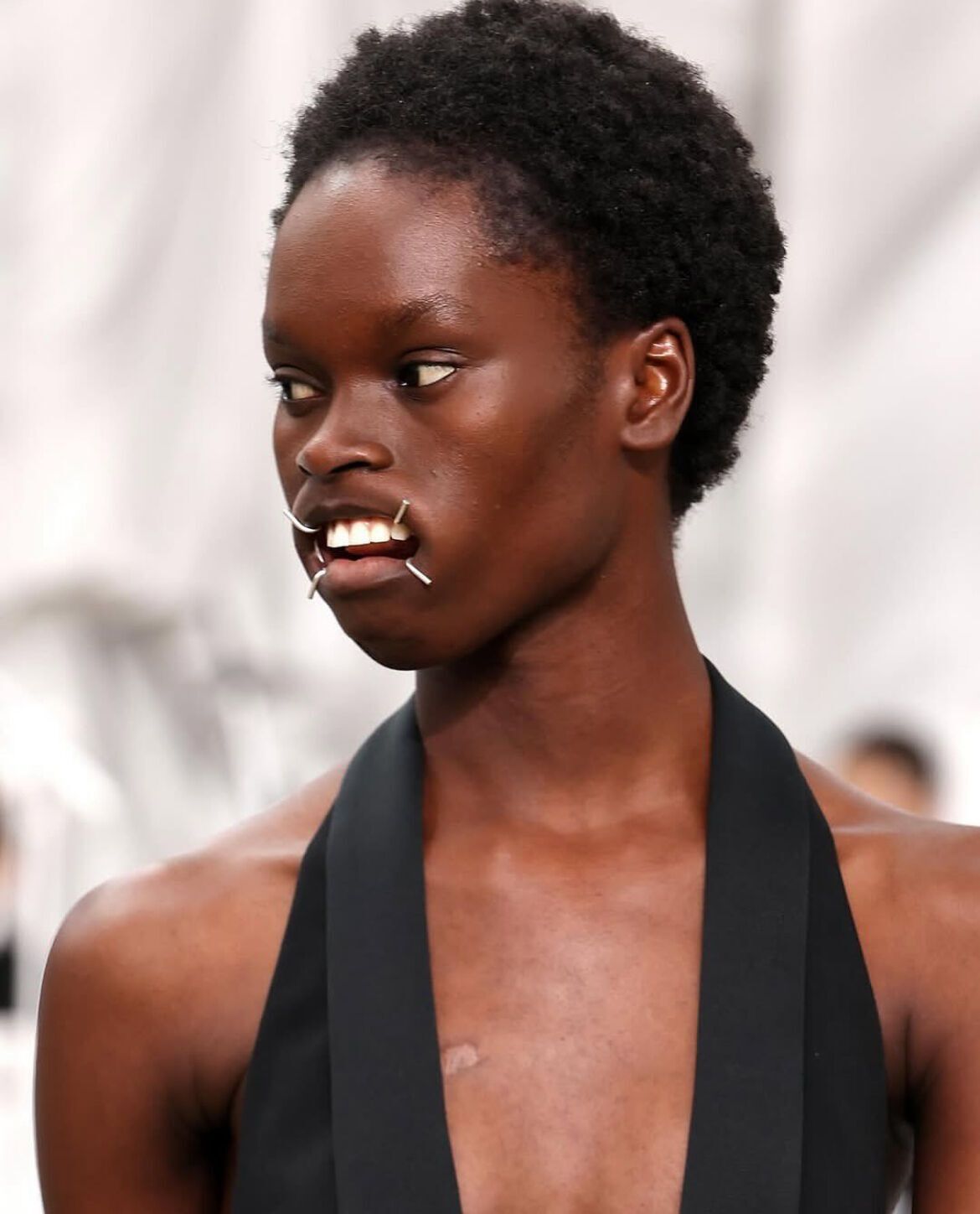 Maison Margiela показала колекцію весна-літо 2026: моделі з ''зашитими'' ротами у формі логотипа