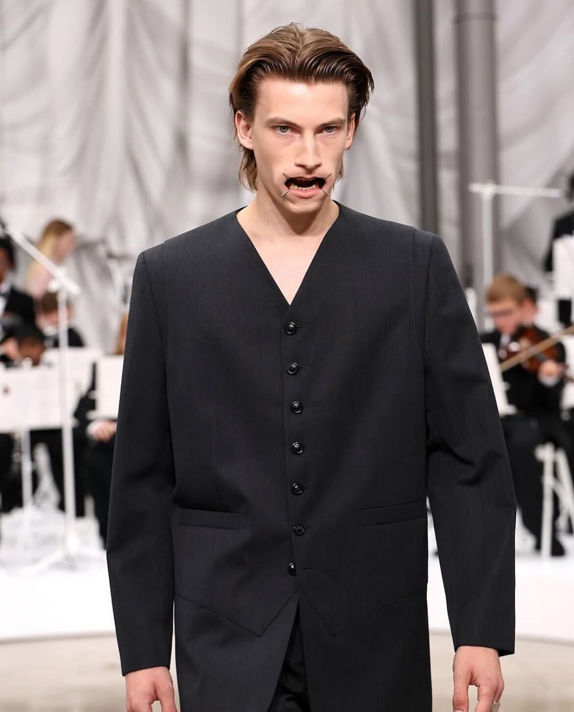 Maison Margiela показала колекцію весна-літо 2026: моделі з ''зашитими'' ротами у формі логотипа