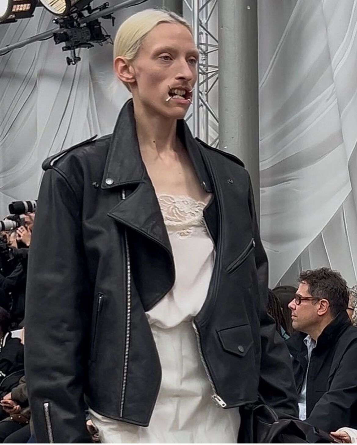 Maison Margiela показала колекцію весна-літо 2026: моделі з ''зашитими'' ротами у формі логотипа